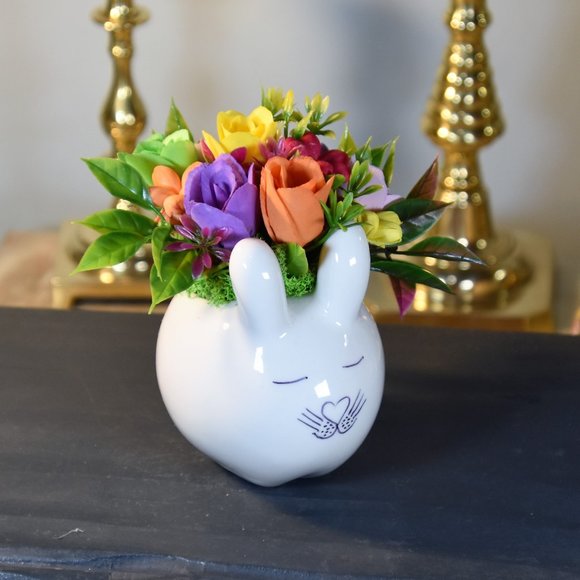 Cute small bunny rabbit planter filled small Sola flowers dyed in bright colors - Picture 7 of 7